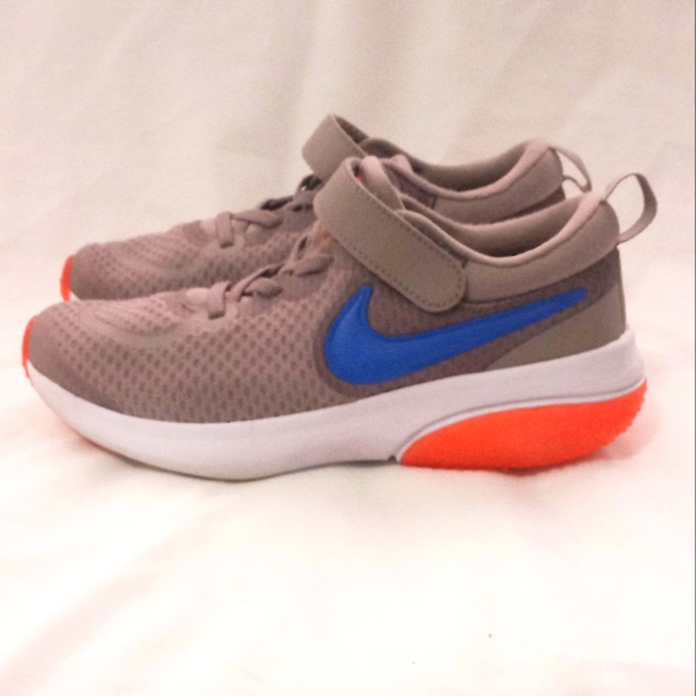 Nike Size 2y little girl